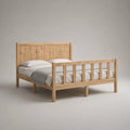 Lit double avec sommier à lattes en pin massif, bois naturel, couchage 140 × 190 cm, dimensions 202 × 151 × 110 cm